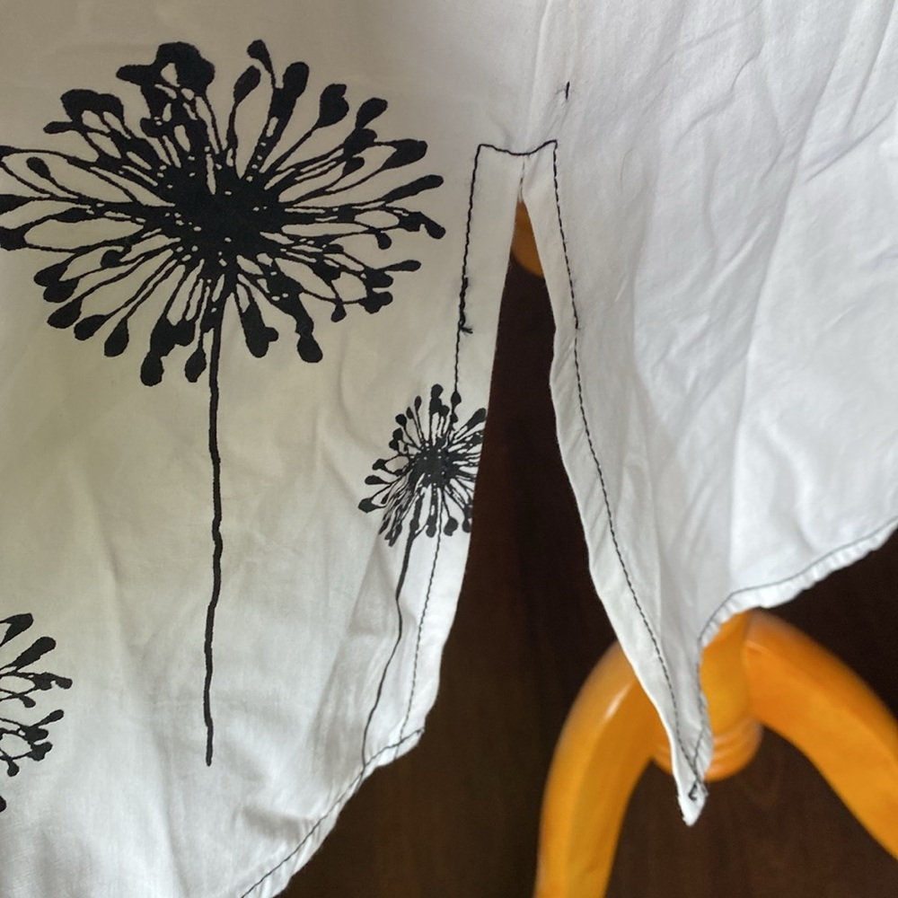 SNAPDRAGON & TWIG Floral Print White and Black Women's Top/dress. Long loose fit - Picture 9 of 9